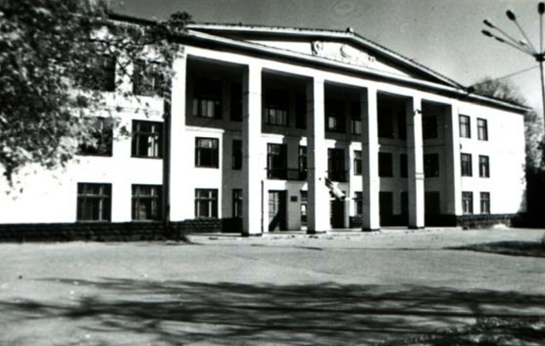 Ул. Орджоникидзе, 35а. Дворец культуры «Октябрь». 1953—1962 гг. Фото 1980-х гг.